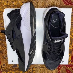 Women’s Nike Black & White Huaraches